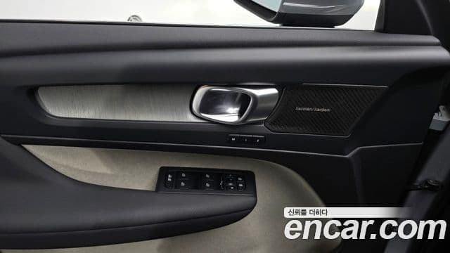 Volvo XC40 B4 Ultra Bright, 2025 18