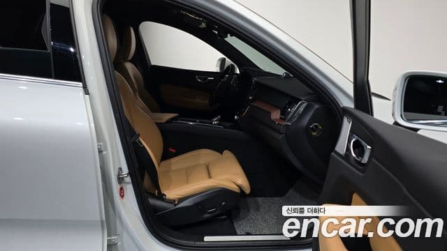 Volvo XC60 2세대 B5 Ultra Bright, 2025 11