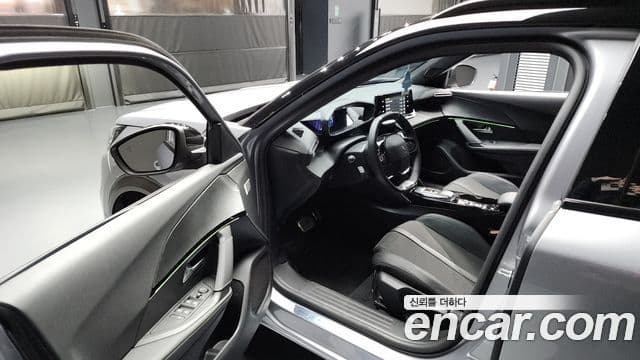 Peugeot e-2008 2세대 EV GT, 2023 10