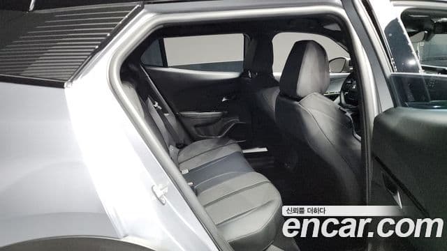 Peugeot e-2008 2세대 EV GT, 2023 12