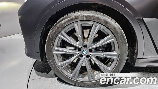 BMW X7 (G07) M50i Frozen чёрный Edition 6인승, 2022 все фото