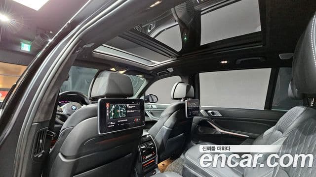 BMW X7 (G07) M50i Frozen чёрный Edition 6인승, 2022 13