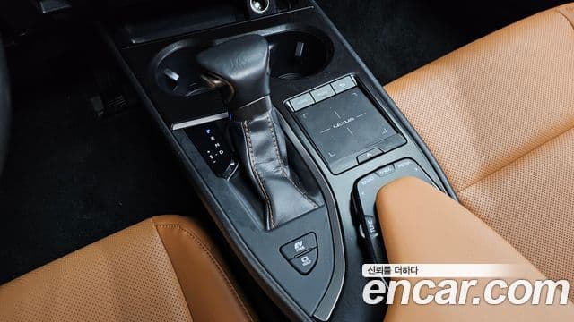 Lexus UX250h, 2019 9