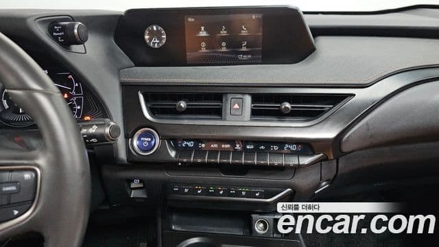 Lexus UX250h, 2019 14