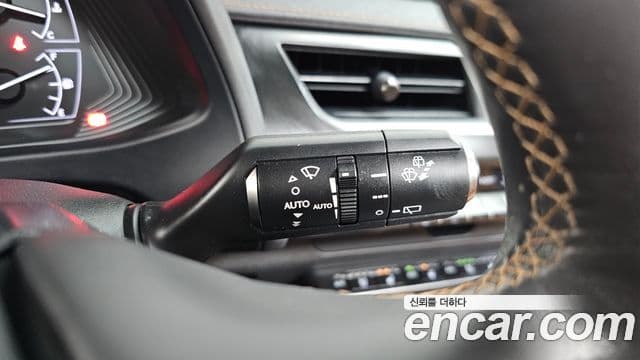 Lexus UX250h, 2019 17