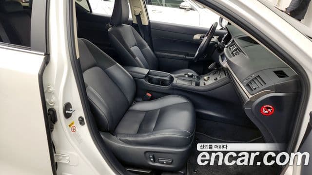 Lexus CT200h ZWA10, 2018 11