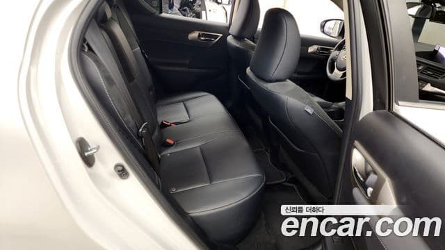 Lexus CT200h ZWA10, 2018 13