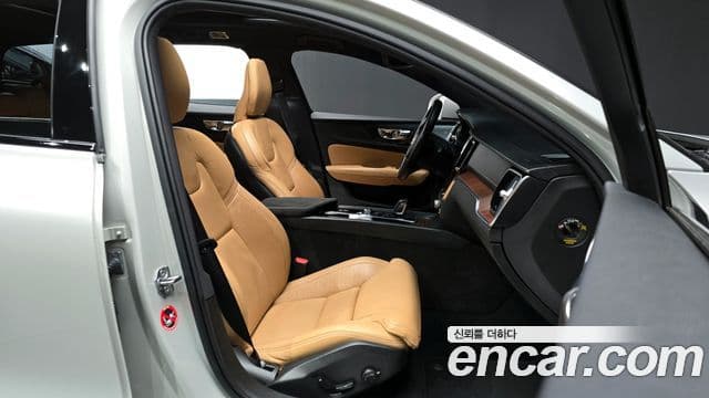 Volvo V60 Cross Country 2세대 B5 Pro AWD, 2021 10