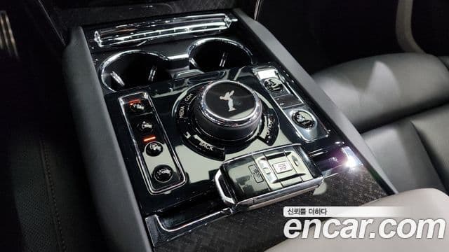 Rolls-Royce Cullinan 6.7 V12 чёрный эмблема, badge, 2023 9