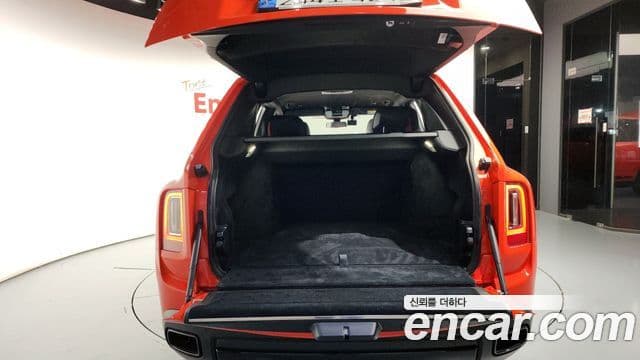 Rolls-Royce Cullinan 6.7 V12 чёрный эмблема, badge, 2023 20