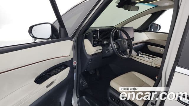 Lexus LM 2세대 500h Royal, 2025 10