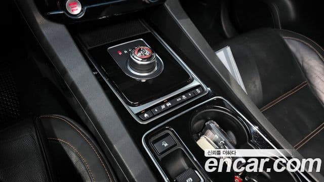 Jaguar F-PACE Prestige, 2017 9