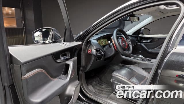 Jaguar F-PACE Prestige, 2017 11