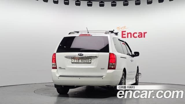 Kia Carnival R Premium, 2013 4