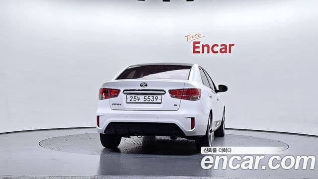 Kia Forte чёрный, 2010 4