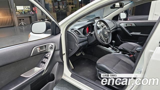 Kia Forte чёрный, 2010 11