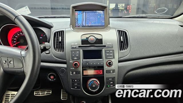 Kia Forte чёрный, 2010 16