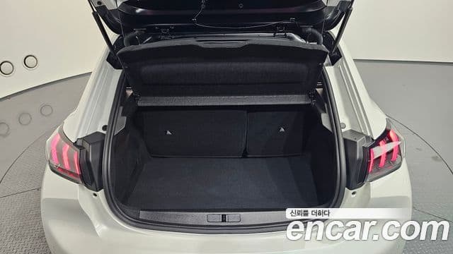 Peugeot e-208 2세대 GT, 2021 20