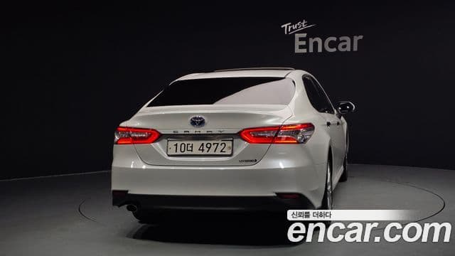 Toyota 캠리 (XV70) 2.5 XLE гибрид, 2019 4