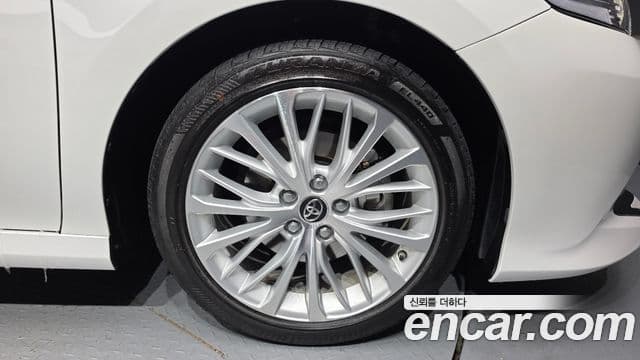 Toyota 캠리 (XV70) 2.5 XLE гибрид, 2019 все фото