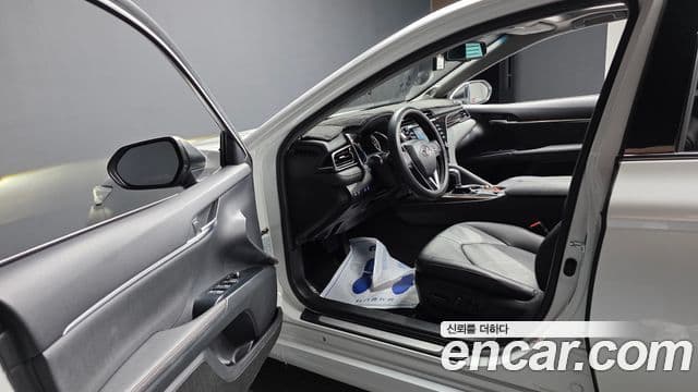 Toyota 캠리 (XV70) 2.5 XLE гибрид, 2019 10