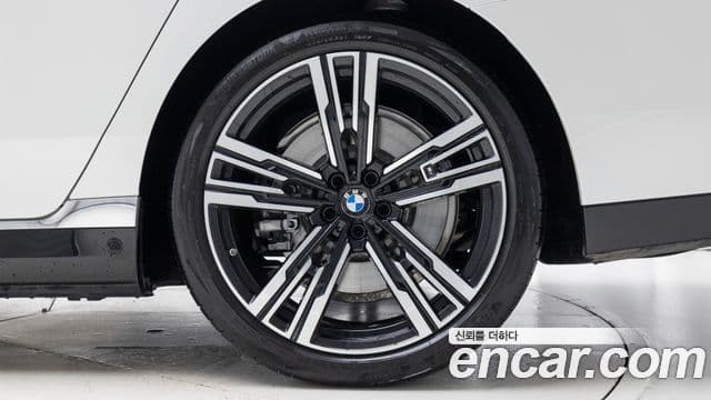 BMW 7시리즈 (G70) 750e xDrive M Sport, 2025 все фото