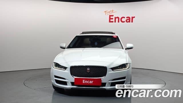 Jaguar XE Prestige, 2016 3