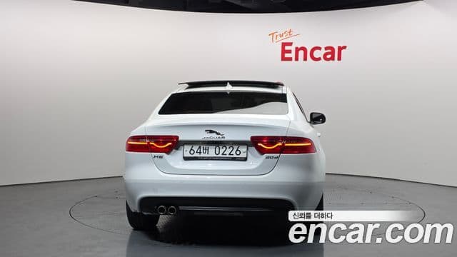 Jaguar XE Prestige, 2016 4