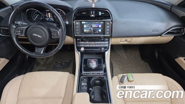 Jaguar XE Prestige, 2016 7