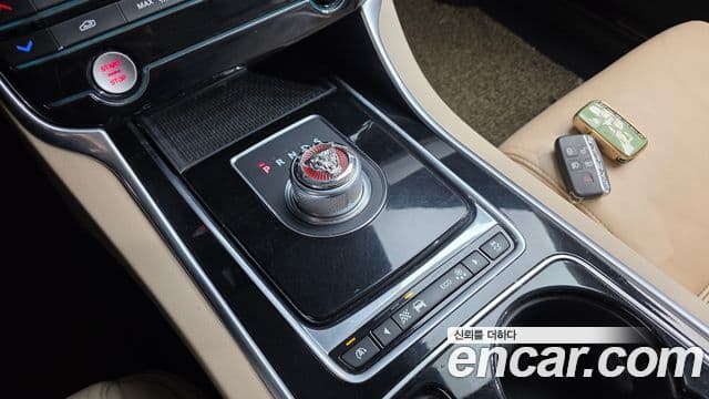 Jaguar XE Prestige, 2016 9