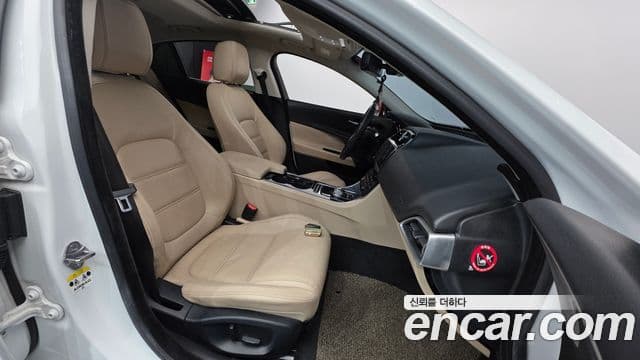 Jaguar XE Prestige, 2016 10