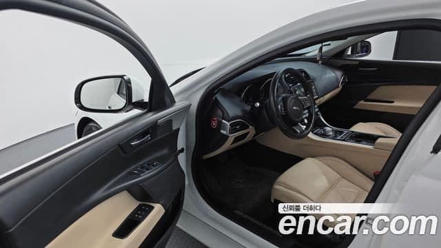 Jaguar XE Prestige, 2016 12