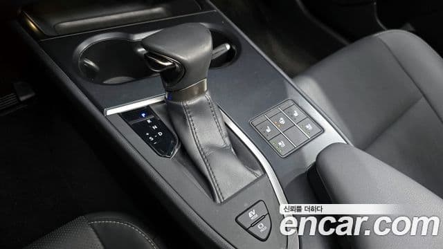 Lexus UX250h, 2024 9