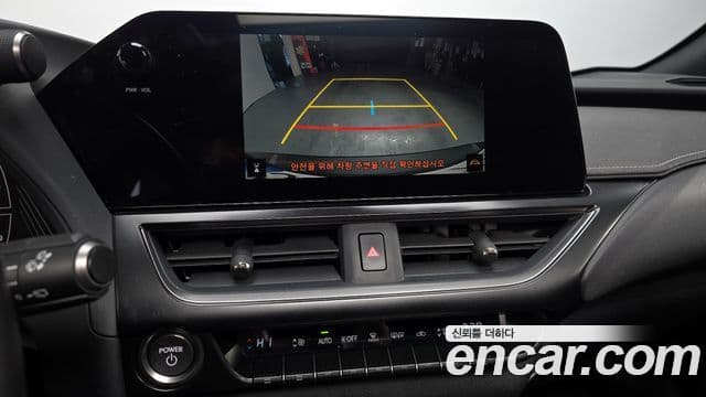 Lexus UX250h, 2024 15