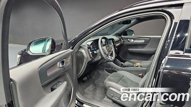 Volvo XC40 B4 чёрный Edition, 2025 8