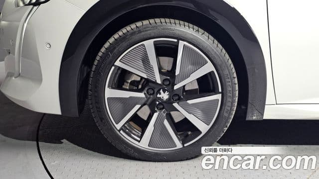 Peugeot e-208 2세대 GT, 2022 все фото