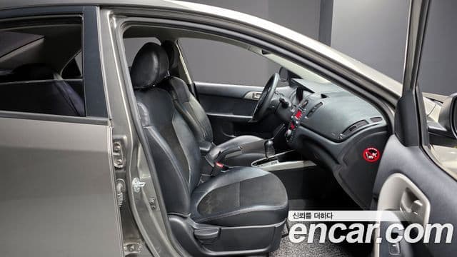 Kia Forte чёрный, 2009 10