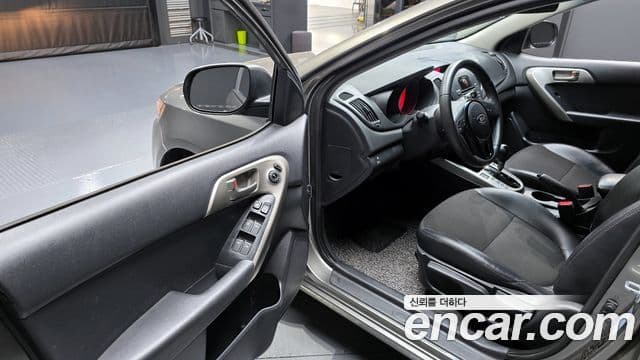 Kia Forte чёрный, 2009 11