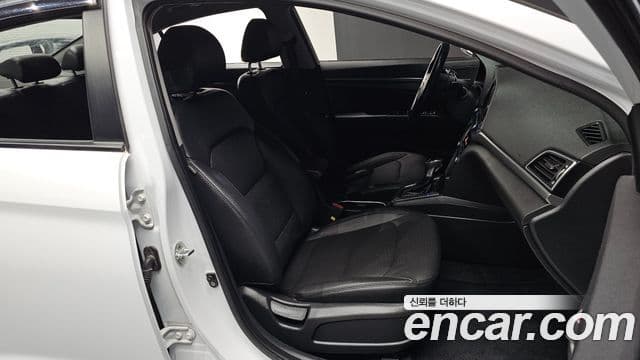 Hyundai Avante AD 1.6 e-VGT Smart, 2018 10