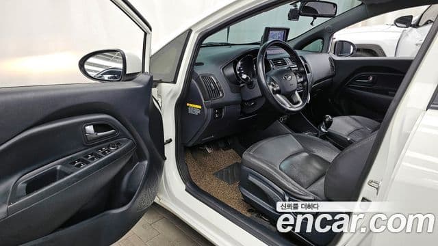 Kia All New Pride Luxury, 2014 10