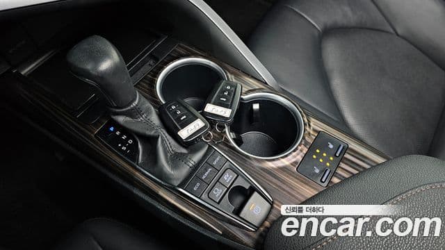 Toyota 캠리 (XV70) 2.5 XLE гибрид, 2020 9