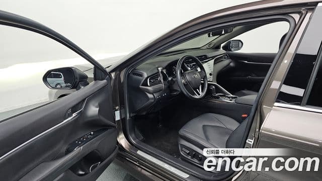 Toyota 캠리 (XV70) 2.5 XLE гибрид, 2020 11