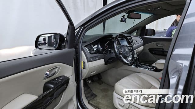 Kia All New Carnival VIP, 2016 10