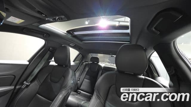 Volvo S60 3세대 B5 R-Design, 2022 12