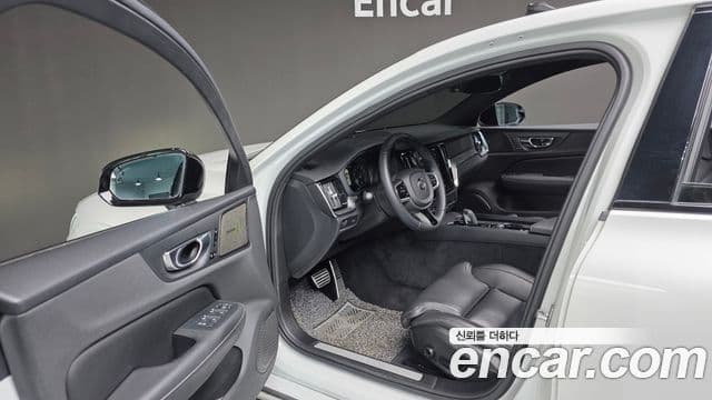 Volvo S60 3세대 B5 R-Design, 2022 13