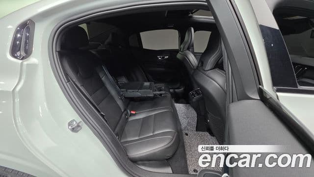 Volvo S60 3세대 B5 R-Design, 2022 19