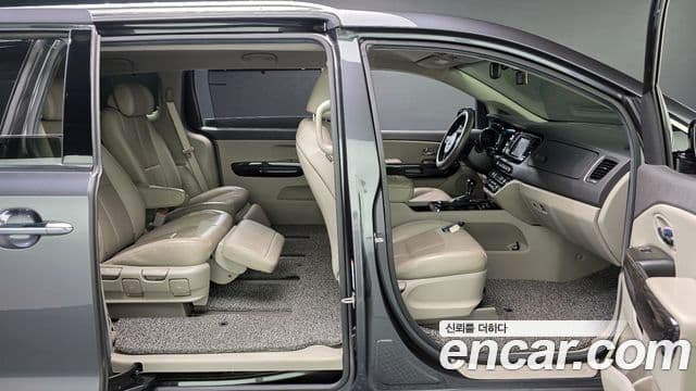 Kia All New Carnival VIP, 2016 10