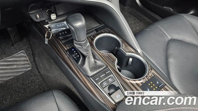 Toyota 캠리 (XV70) 2.5 XLE гибрид, 2021 9