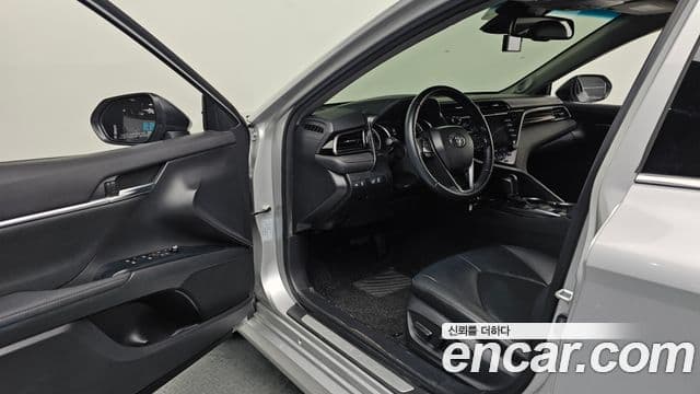 Toyota 캠리 (XV70) 2.5 XLE гибрид, 2021 10