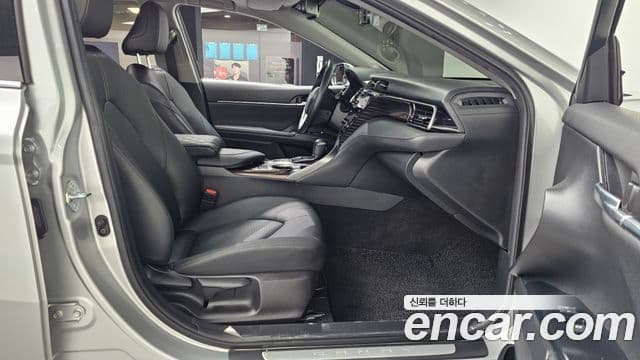 Toyota 캠리 (XV70) 2.5 XLE гибрид, 2021 11